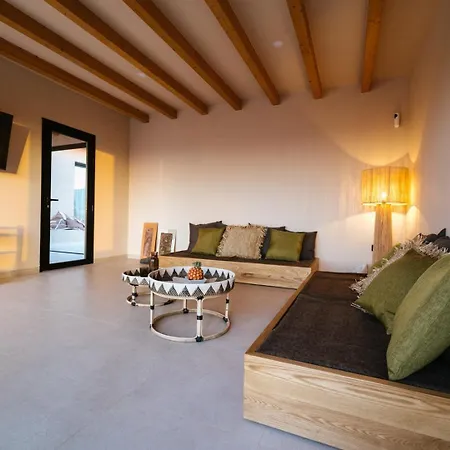 Вилла Essea Living With Heated Pool Тиндайя